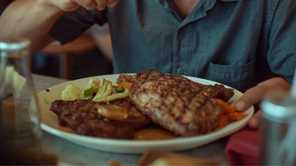沖縄一人旅のシメにステーキを頬張る男性の姿。男の出会いだけでなく、地元の食も堪能する観光モデルコースの一コマ。エネルギーをチャージして夜を楽しむ40代のリアルな食事風景。
