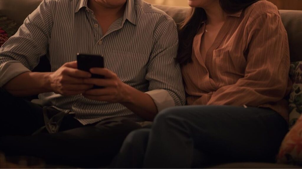 自宅で親しく会話する男女。マッチングアプリの日記で共通の話題を提供し、メッセージが弾んで実際のデートに繋がったイメージ。