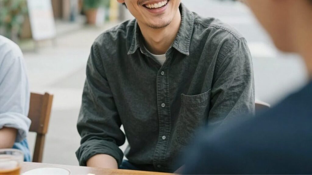 周囲から「話しやすい」と思われる人柄が伝わる、マッチングアプリのプロフィール文で意識したい自然な表情の男性。