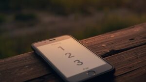 地方40代マッチングアプリおすすめのランキングを画面に表示したスマートフォン。夕暮れの田舎の縁側で、落ち着いて自分に最適なアプリを吟味する大人の選択を表現しています。