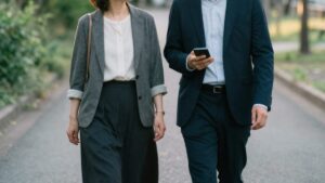 夕暮れ時の静かな道を並んで歩く40代の男女。アンジュのレビューを参考に、地方でも落ち着いた関係を築こうとする大人の自然な出会いと自信を表現した写真。