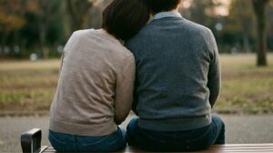 夕暮れの公園で寄り添う男女の後ろ姿。シンシアリーユアーズのレビューを参考に、内面で繋がった二人の穏やかなひとときを写しています。