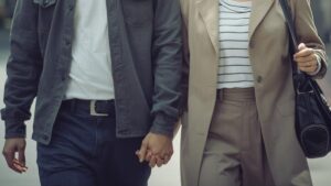 穏やかな表情で手を繋ぎ歩く40代男女の姿。地方での落ち着いた出会いを描いた、ワクワクメールのレビュー記事のアイキャッチ画像です。