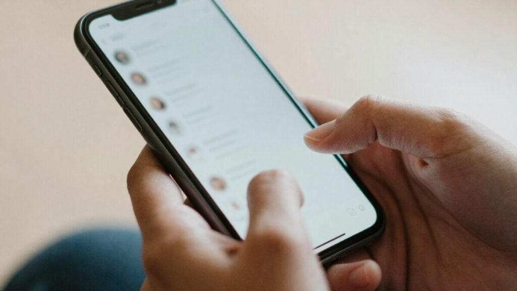 落ち着いた雰囲気の中で、スマートフォンを操作している手元のクローズアップ写真。YYC（ワイワイシー）のレビュー記事において、ユーザーがサービスに触れている日常の瞬間を表現する。