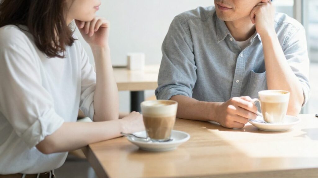 精神的な疲労を防ぐ1時間ルールを活用し、マッチングアプリで会う場所を女性が決める理由を尊重しながら短時間で切り上げるカフェデートの様子。